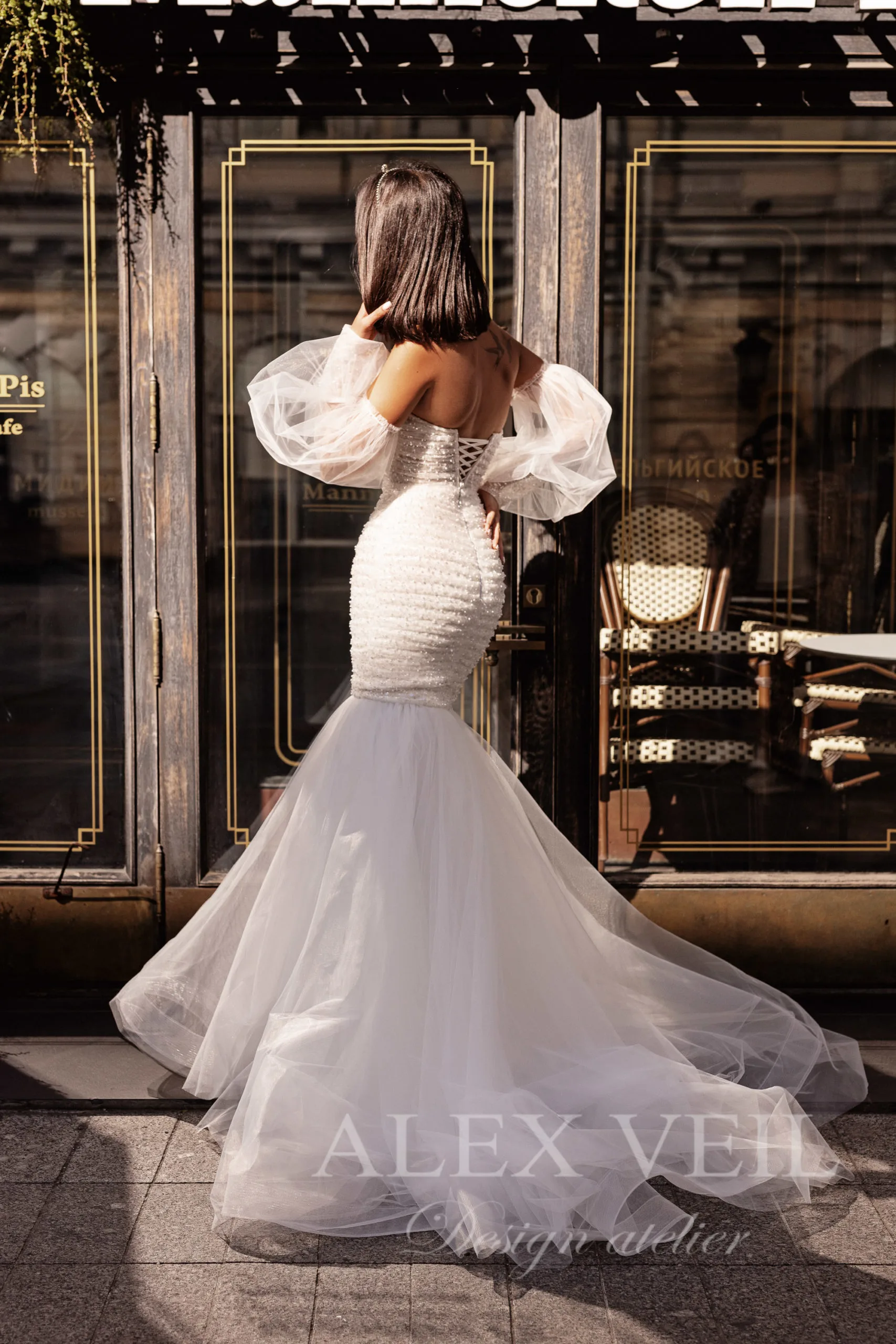 Современное платье Ange с юбкой-хвостом и съемными рукавами