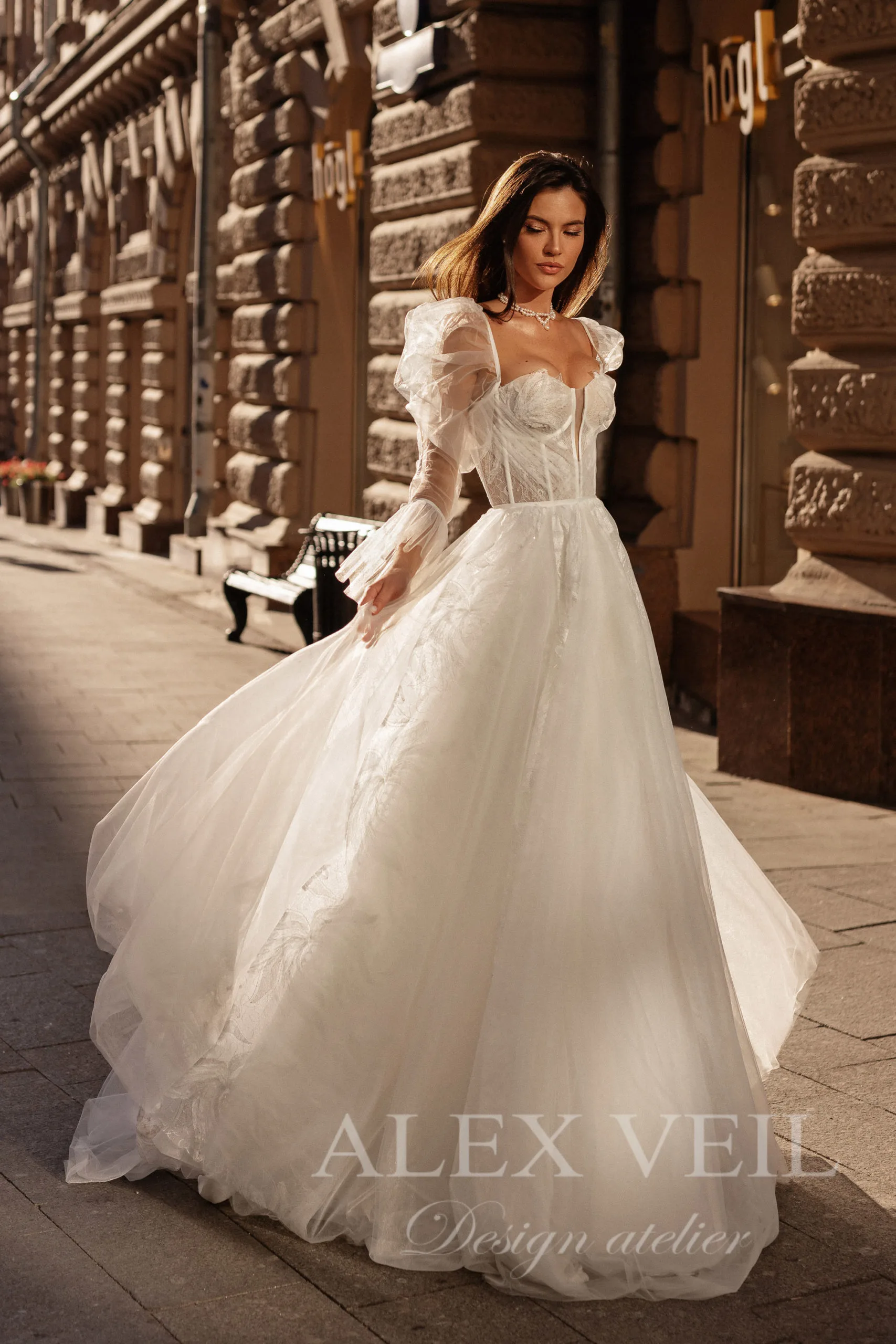 Платье Jolie, вполоборота в движении