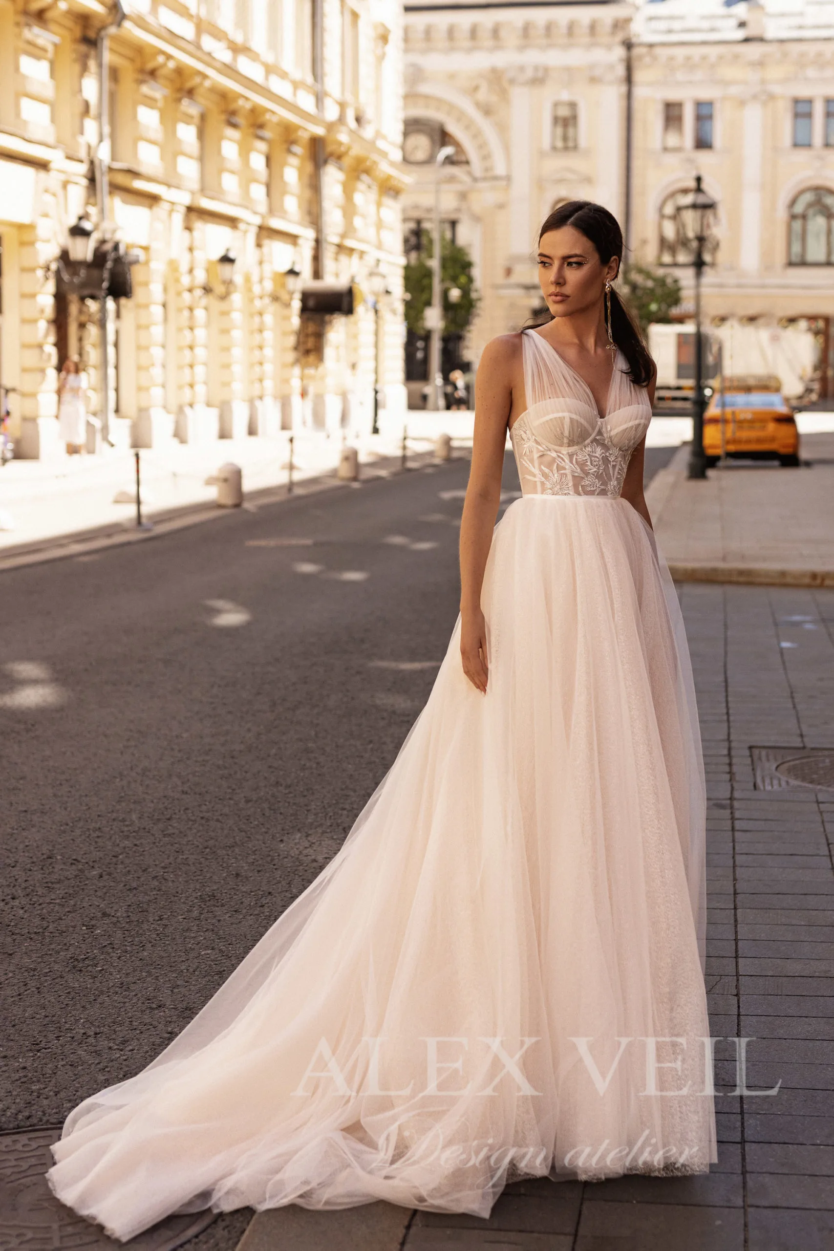 Свадебное платье ‘Lise’ • Коллекция Magnifique • AlexVeil Bridal Платье Lise с воздушной юбкой из фатина и нежным кружевом