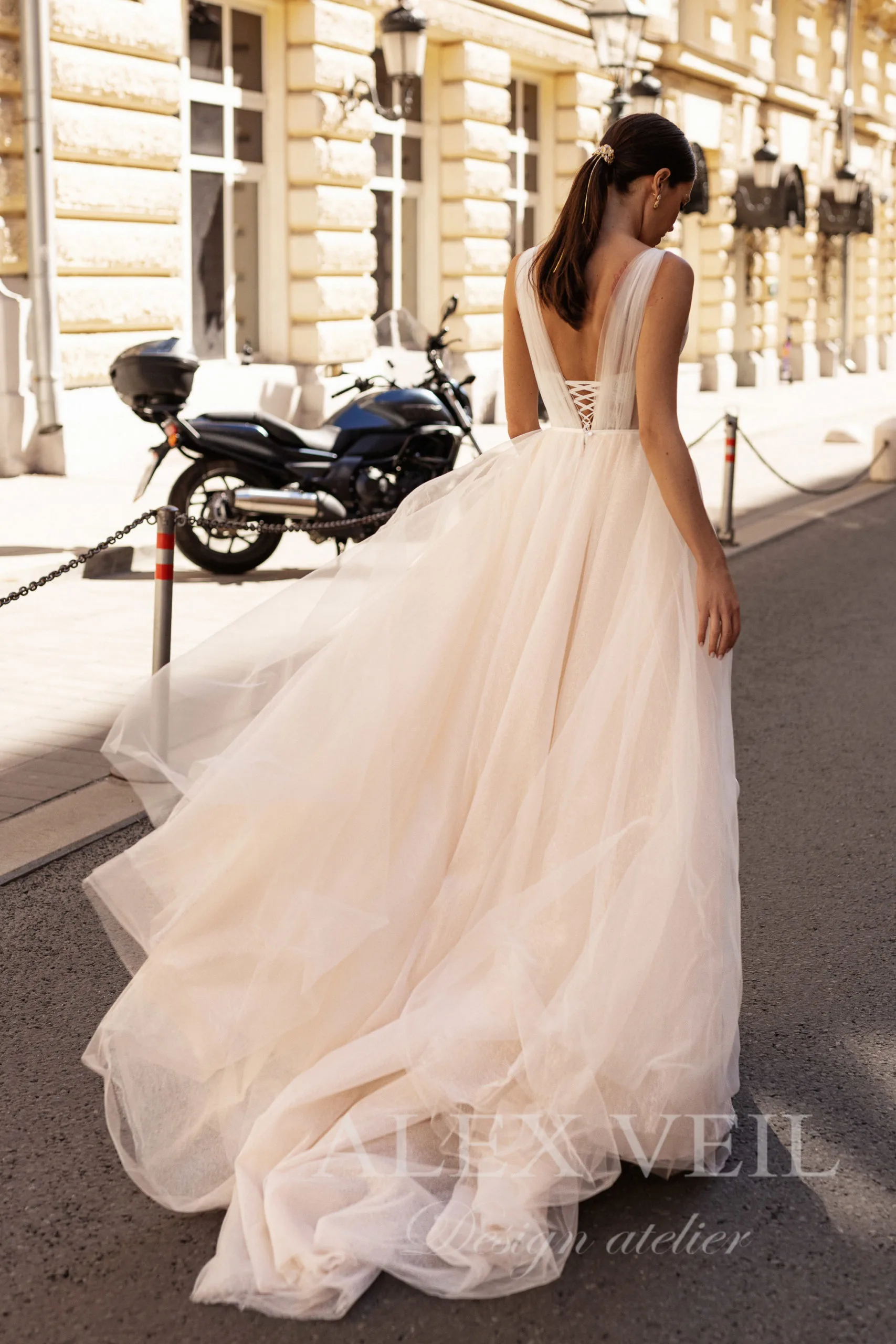 А-силуэтное свадебное платье Lise с молочно-белым фатином и кофе-молоком