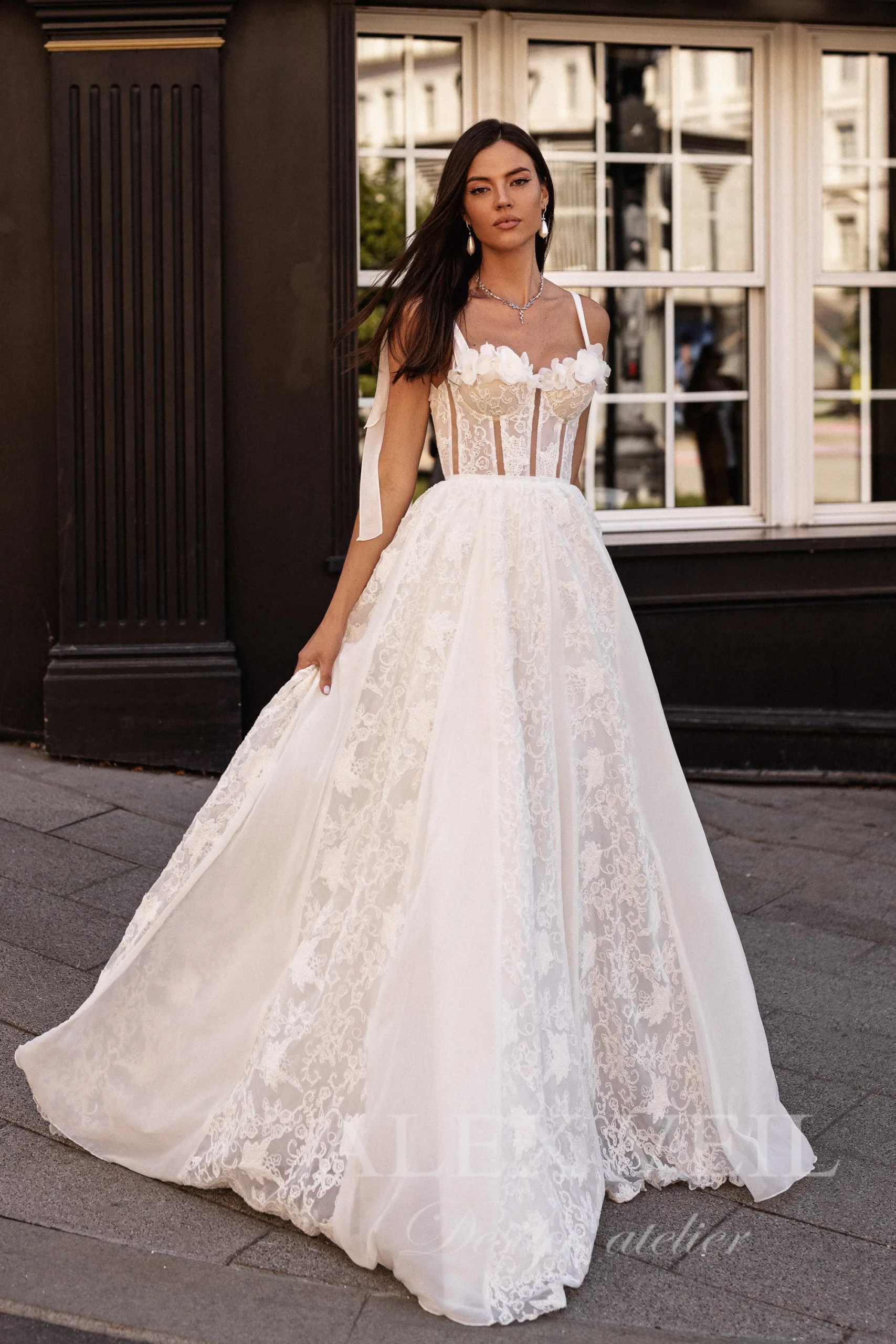 Платье Rossa с декоративным кружевом и шифоновыми цветами у декольте