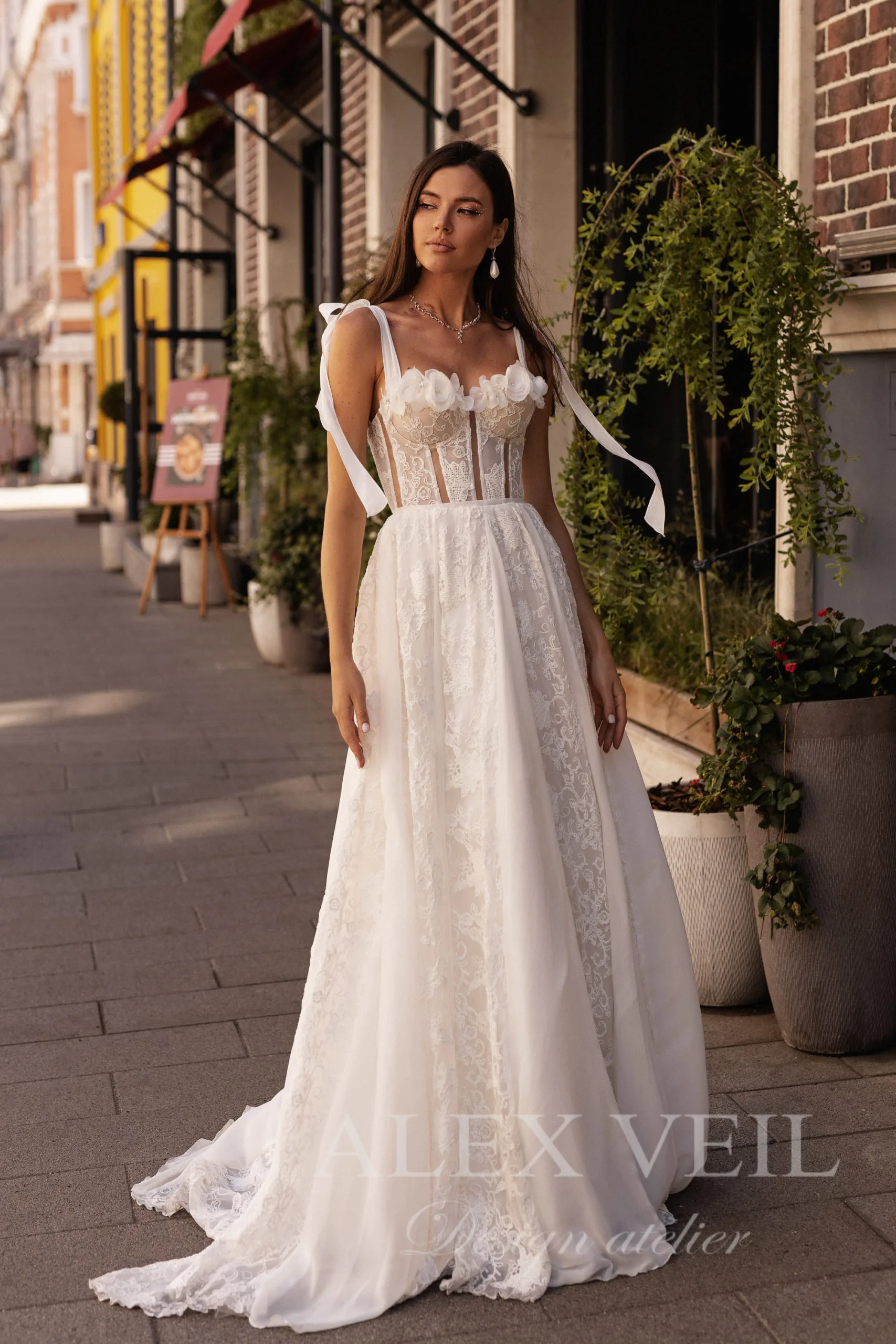 Прозрачные вставки на корсете платья Rossa — имитация с телесной подкладкой