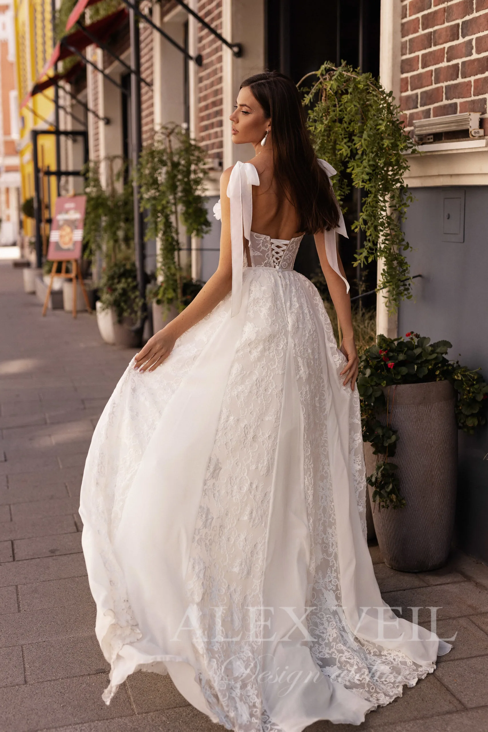 Классическое А-силуэтное платье Rossa с шифоновыми 3D-цветами и жемчугом