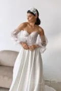 Платье Amoura с кружевным верхом и атласной юбкой с рукавами.