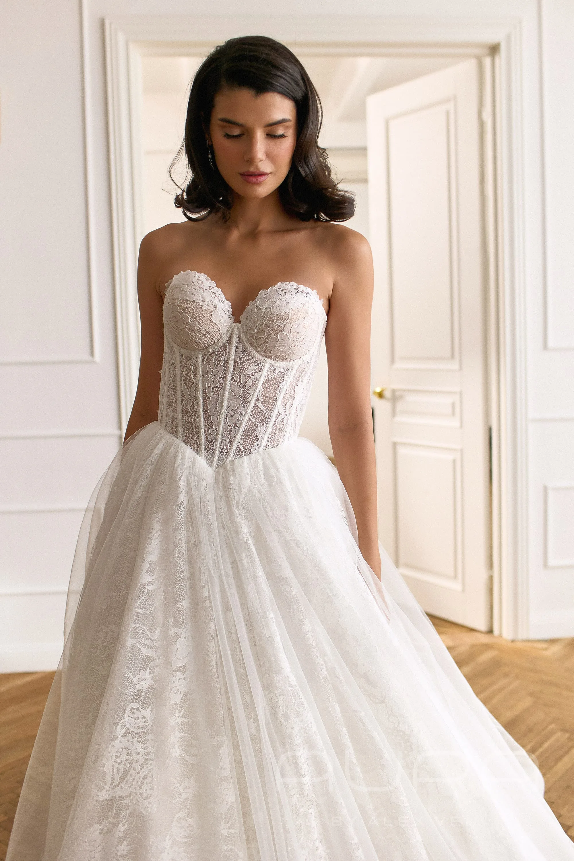 Платье Aston с пышной кружевной юбкой и облегающими рукавами.