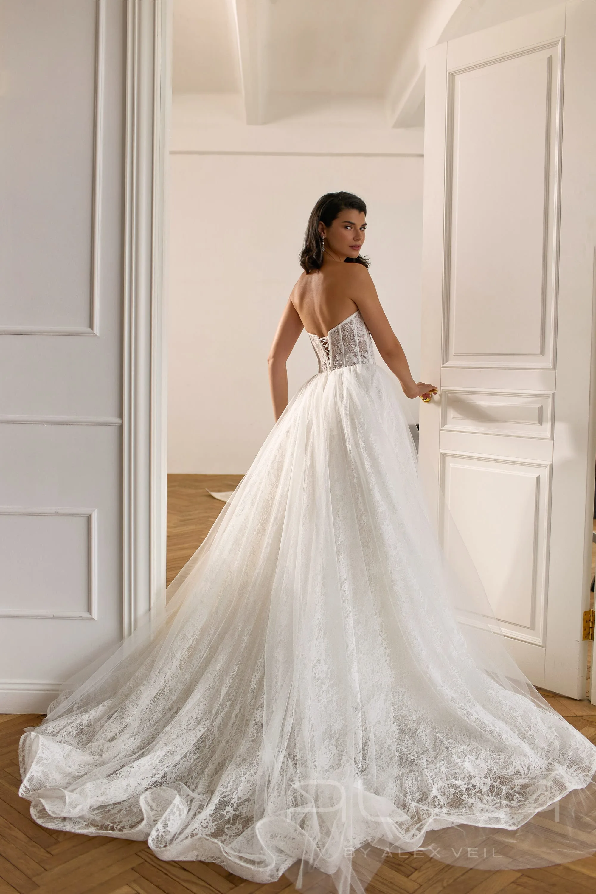 Свадебное платье Aston с кружевом и облегающими рукавами.