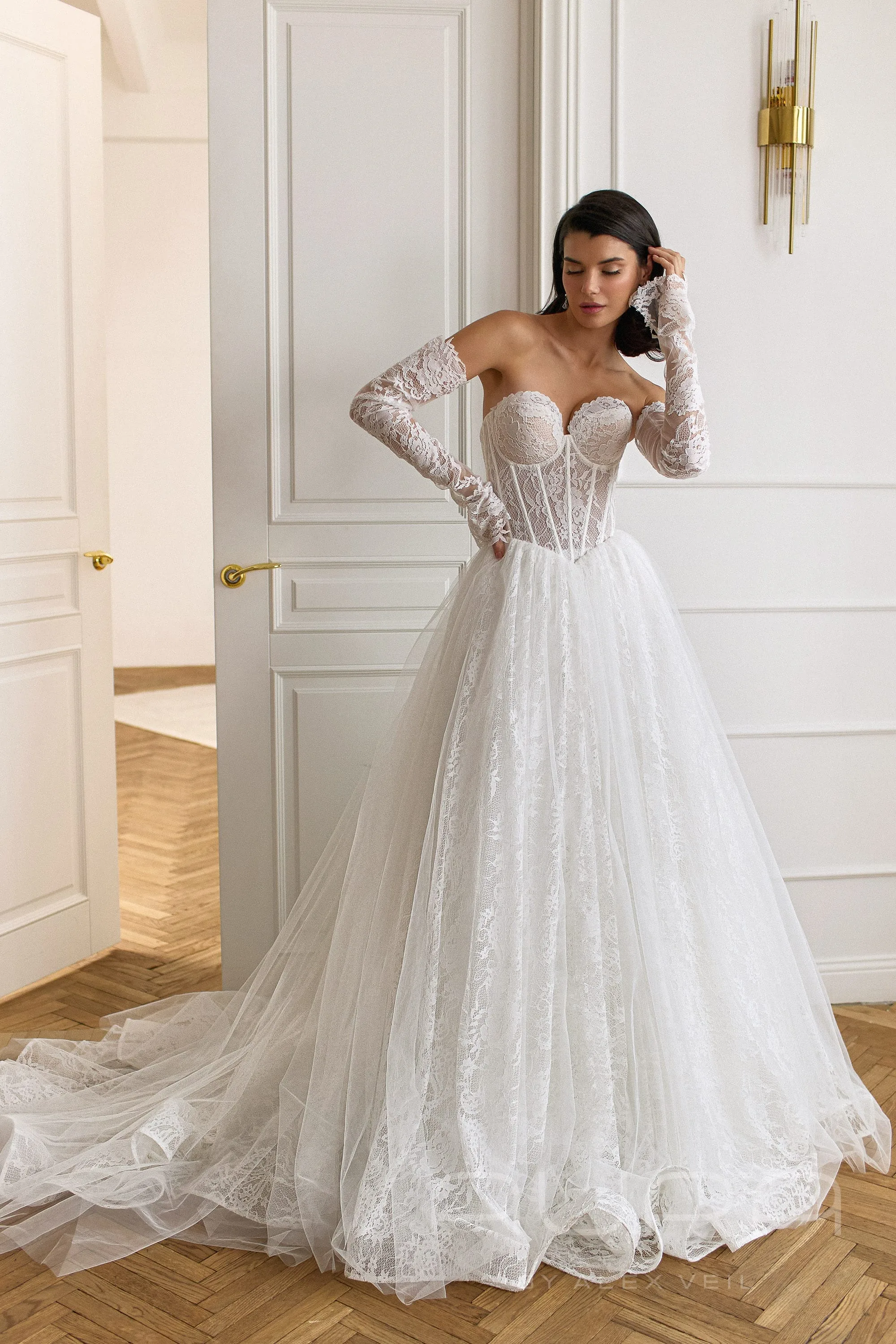 Платье Aston с кружевным верхом и пышной юбкой из фатина.