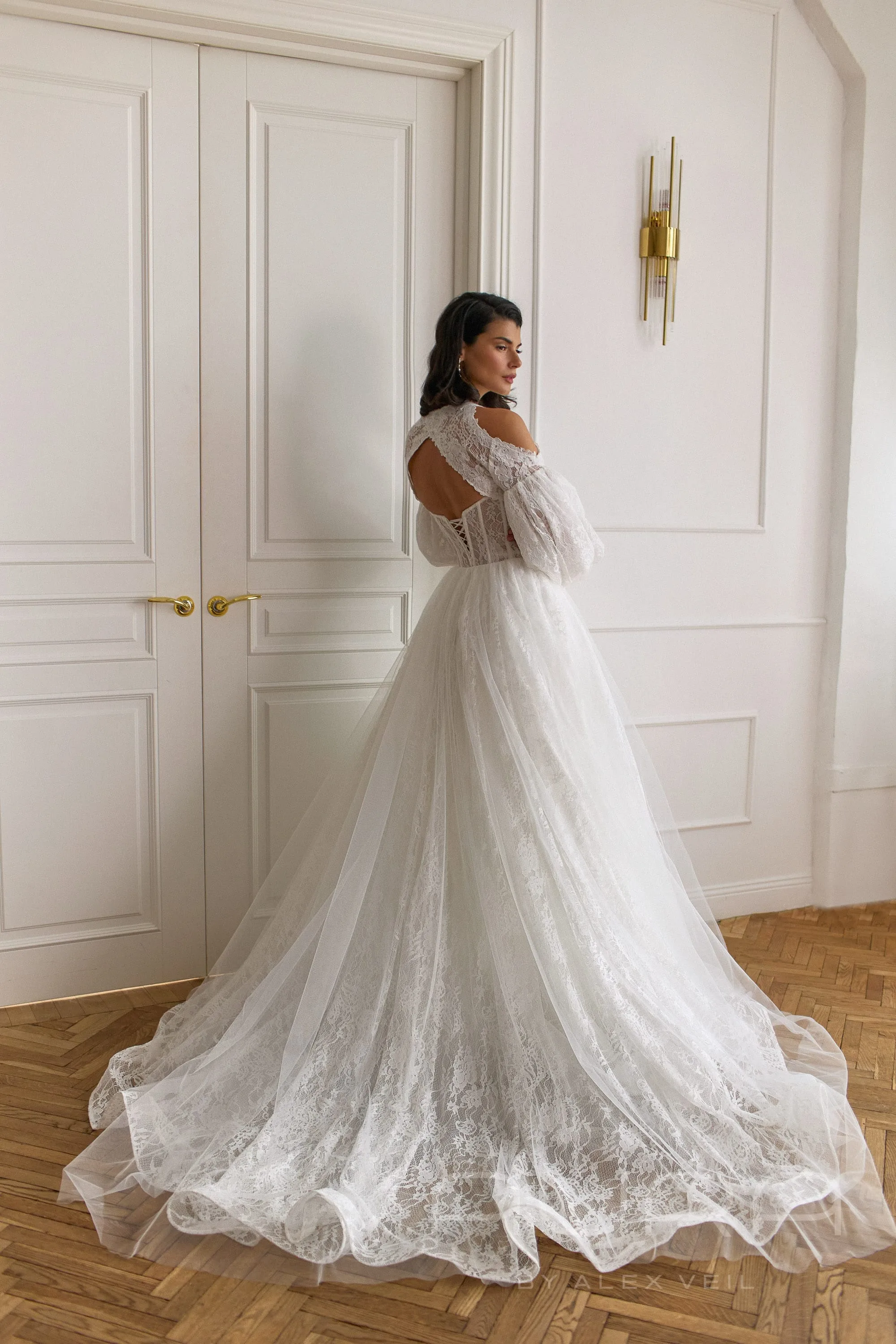 Aston – платье с кружевной юбкой и изящным корсетным верхом.