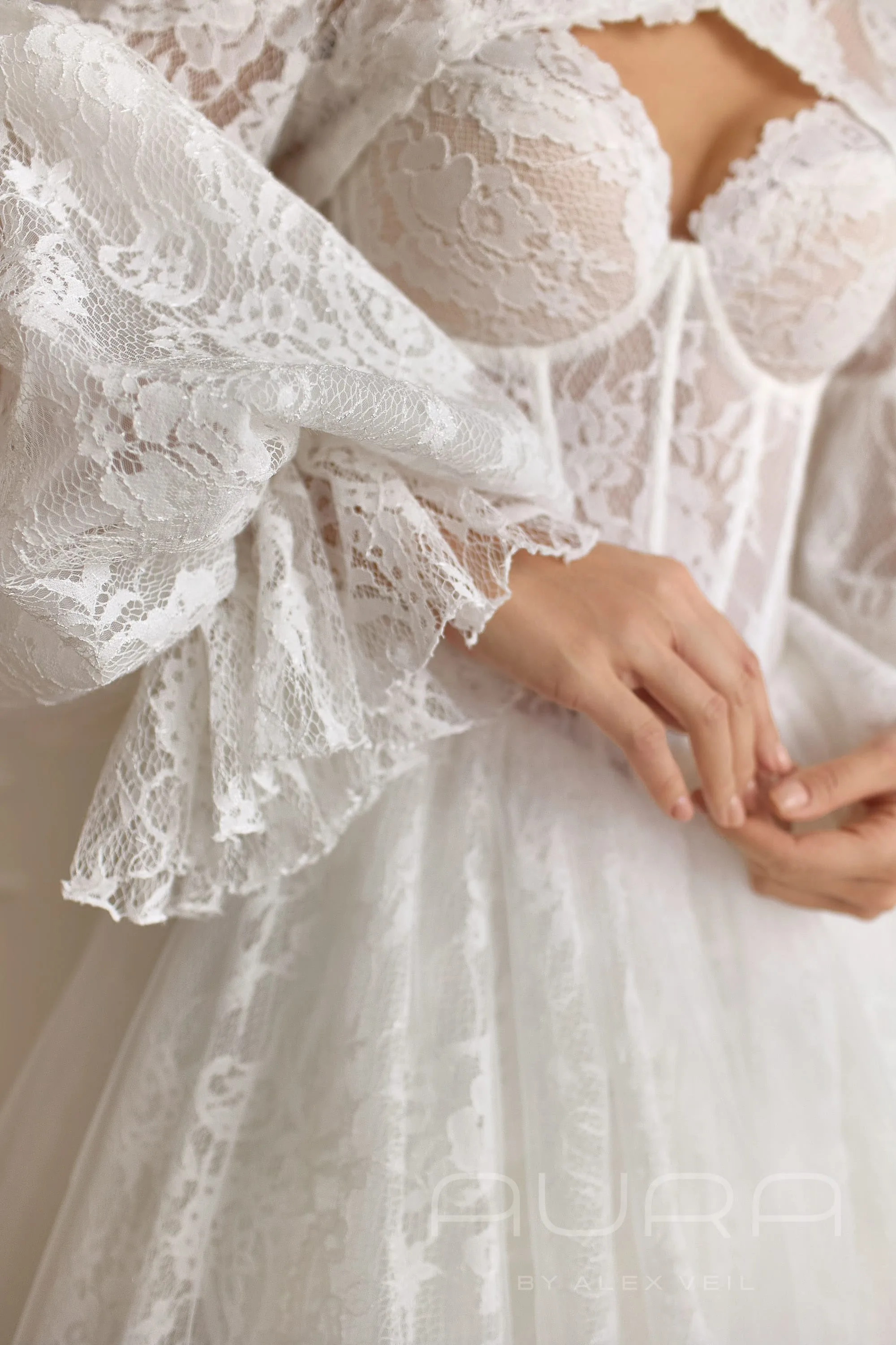 Платье Aston с кружевной юбкой и облегающими рукавами в комплекте.