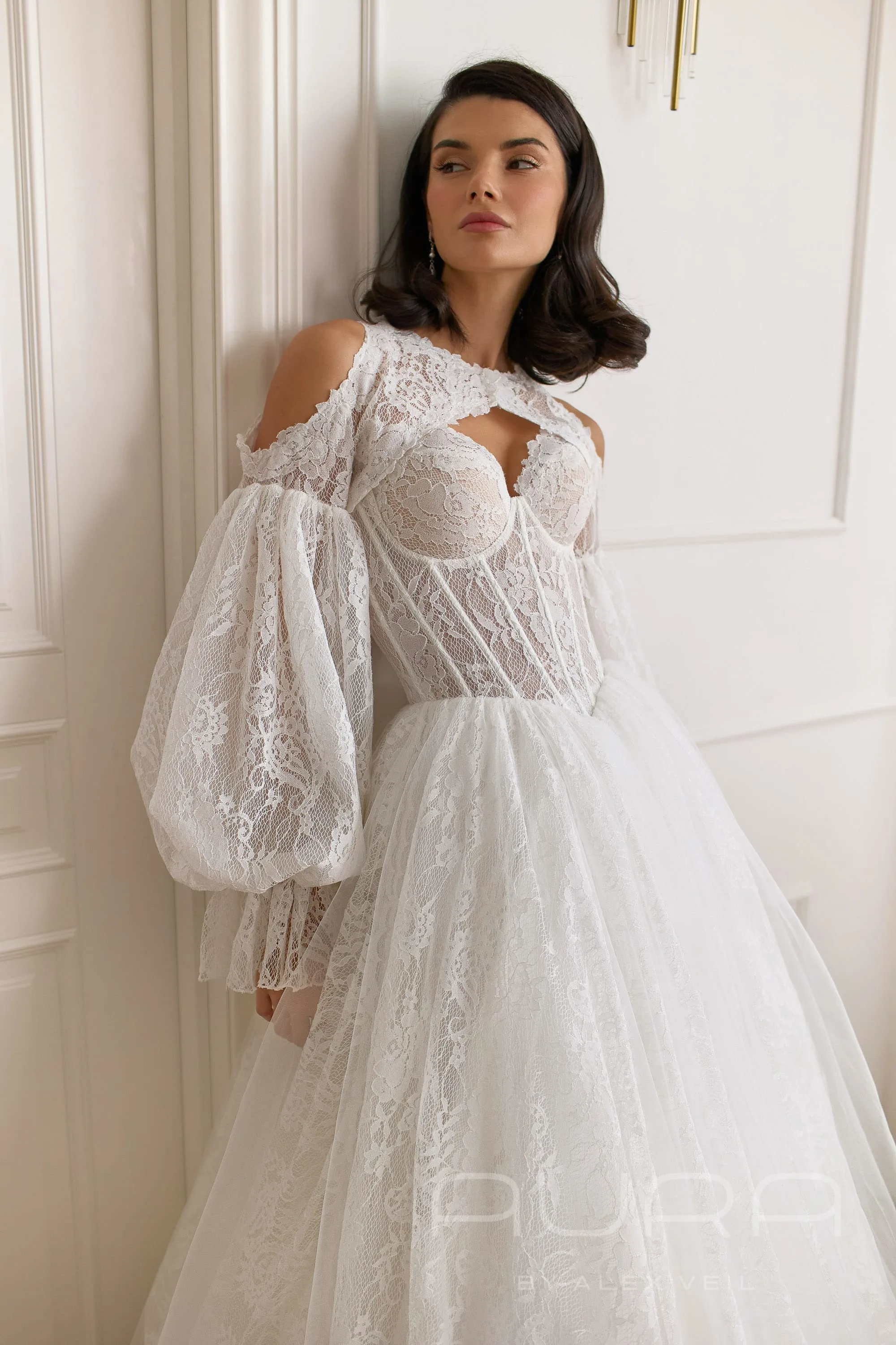 Свадебное платье Aston с кружевом и съемным болеро с рукавами.