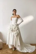 Платье Aurelia А-силуэта с атласной юбкой и цветочной отделкой.