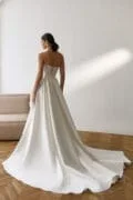 Платье Aurelia с закрытым корсетом и атласной юбкой с узором.