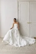 Свадебное платье Constance с закрытым корсетом и шифоновой юбкой.