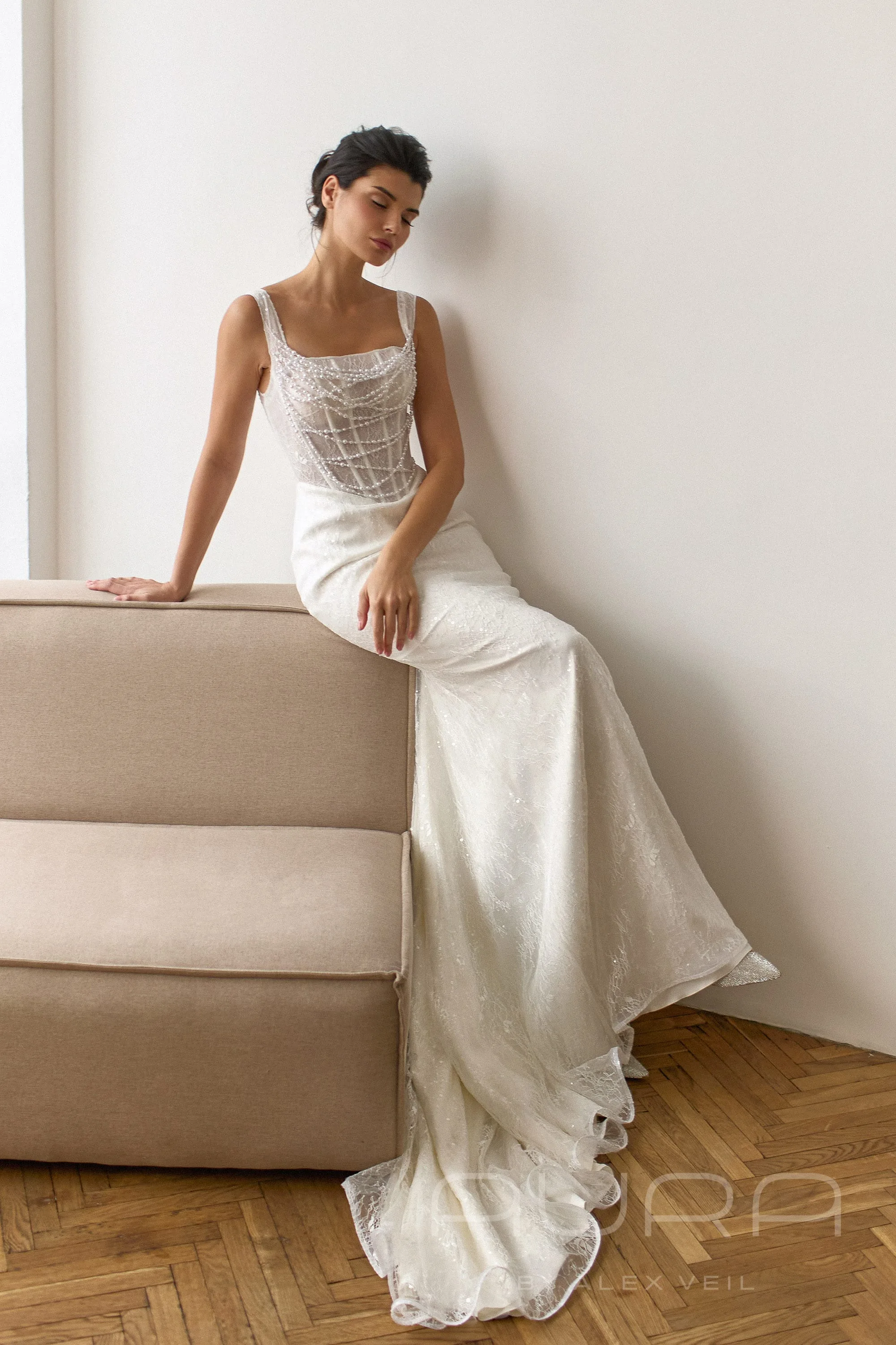 Платье Fabiana силуэта рыбка с кружевом-шантильи и V-образной талией.