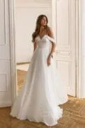 Свадебное платье Isla А-силуэта с легким шифоном и оригинальным верхом.