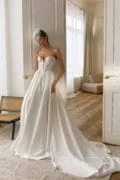 Свадебное платье Maria с корсетным верхом и атласной юбкой.