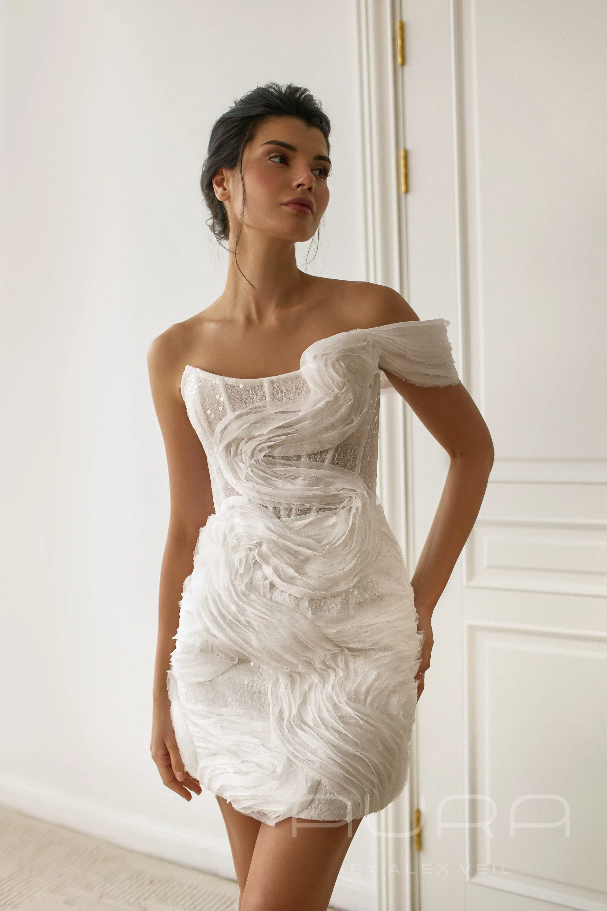 Короткое свадебное платье Marley с нежным кружевом и шифоном.