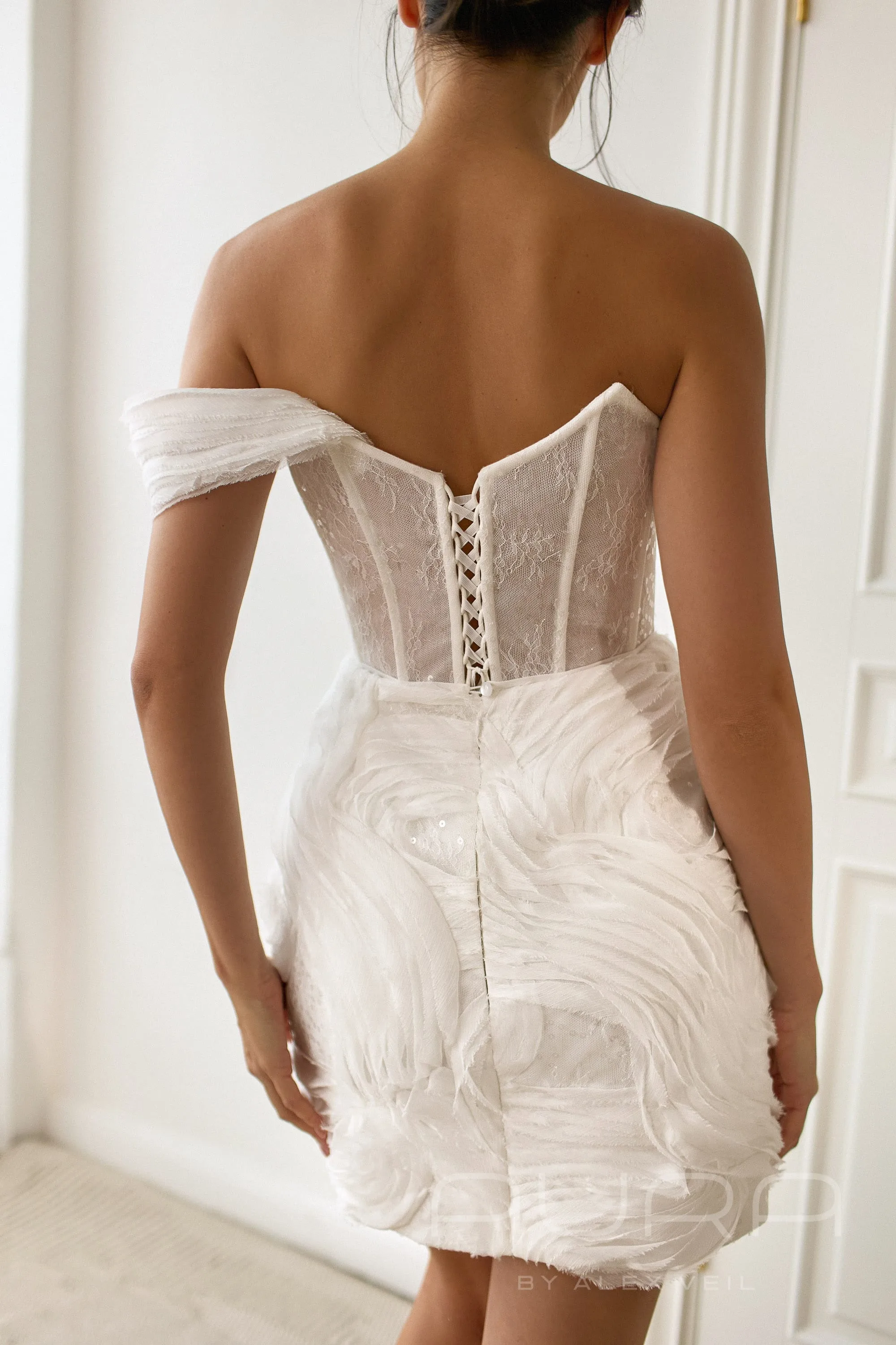 Платье Marley короткое с кружевным верхом и шифоновой отделкой.