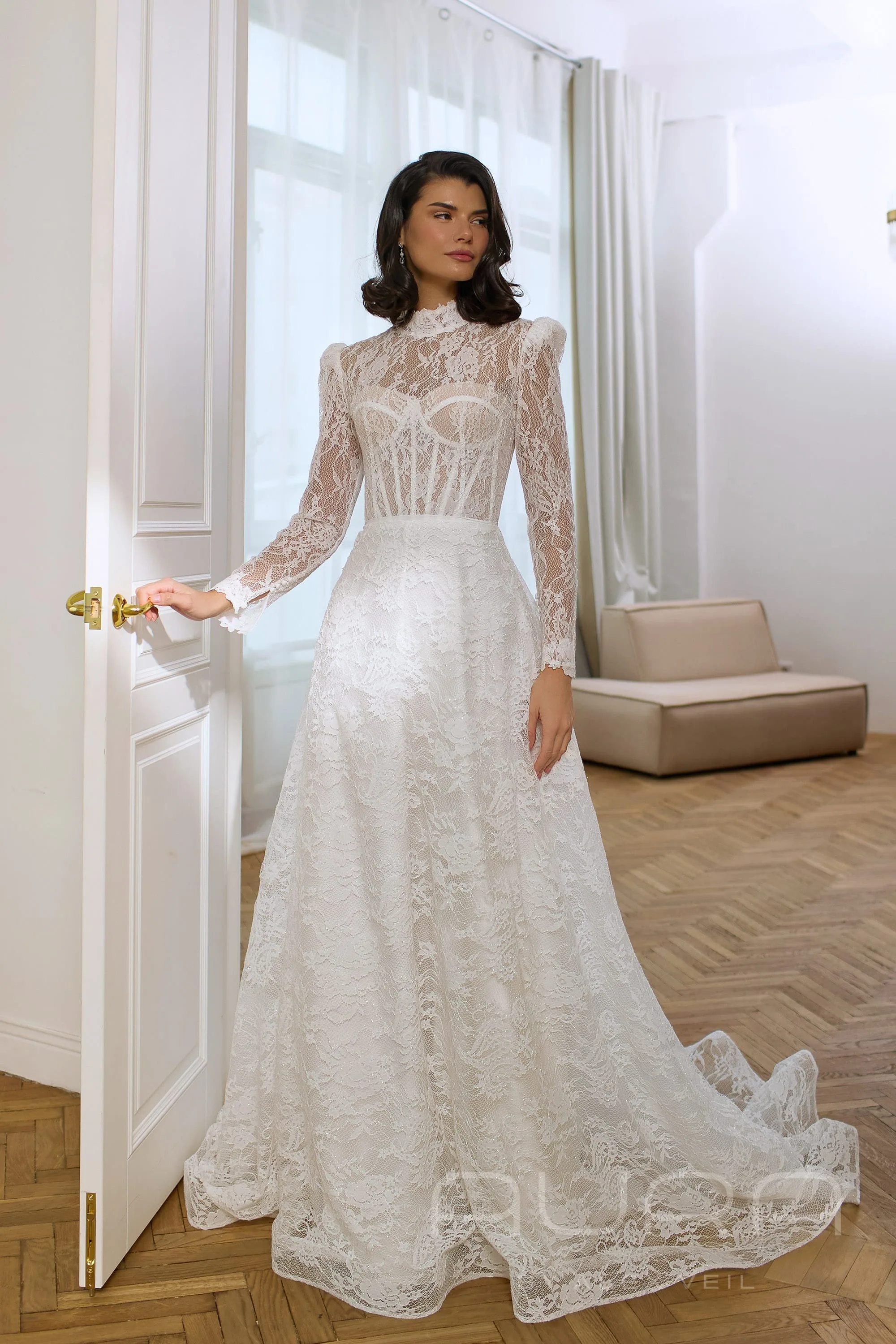 Maxwell – платье с кружевом и корсетом, подчеркивающим женственный силуэт.