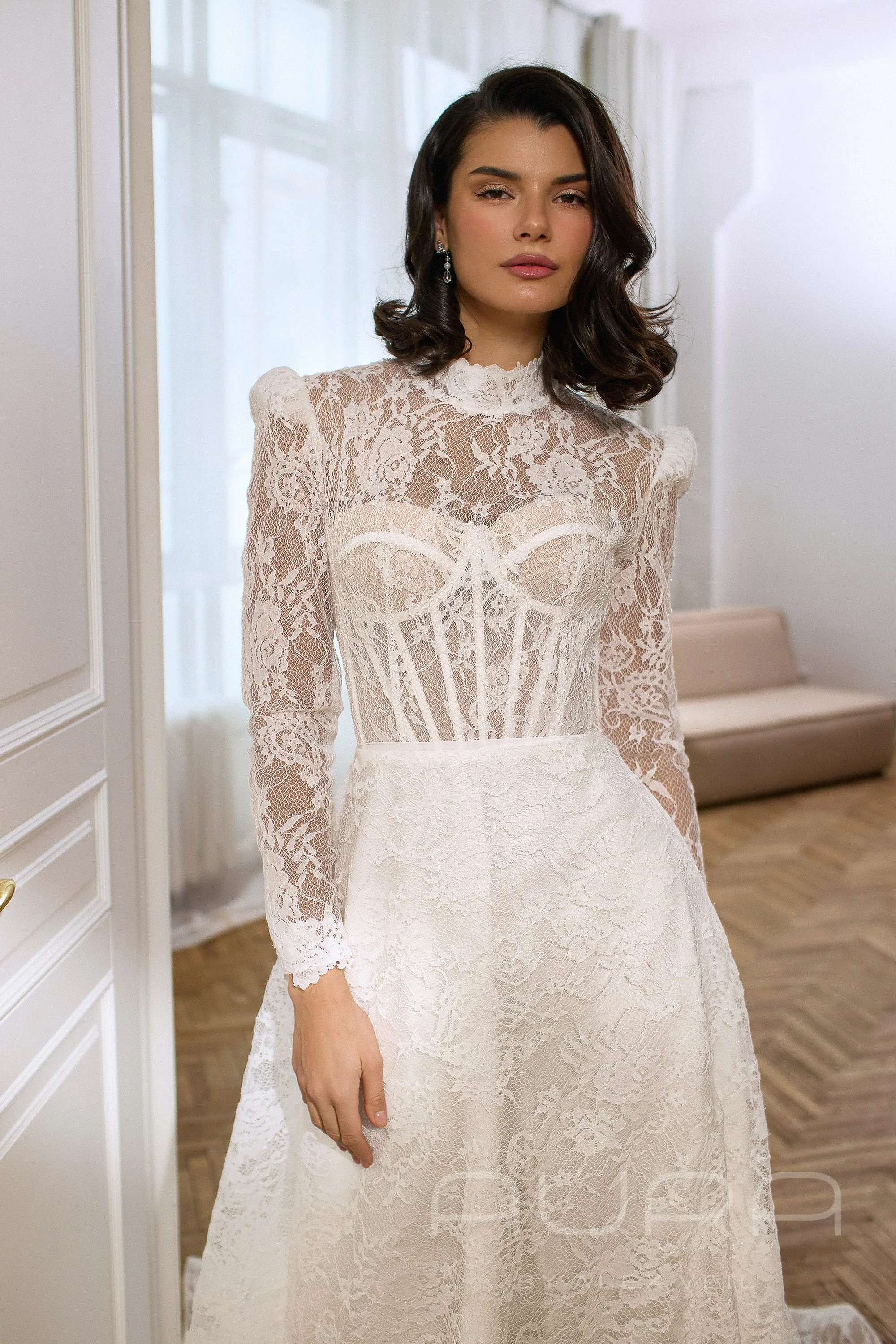 Свадебное платье Maxwell А-силуэта с кружевной отделкой и рукавами.