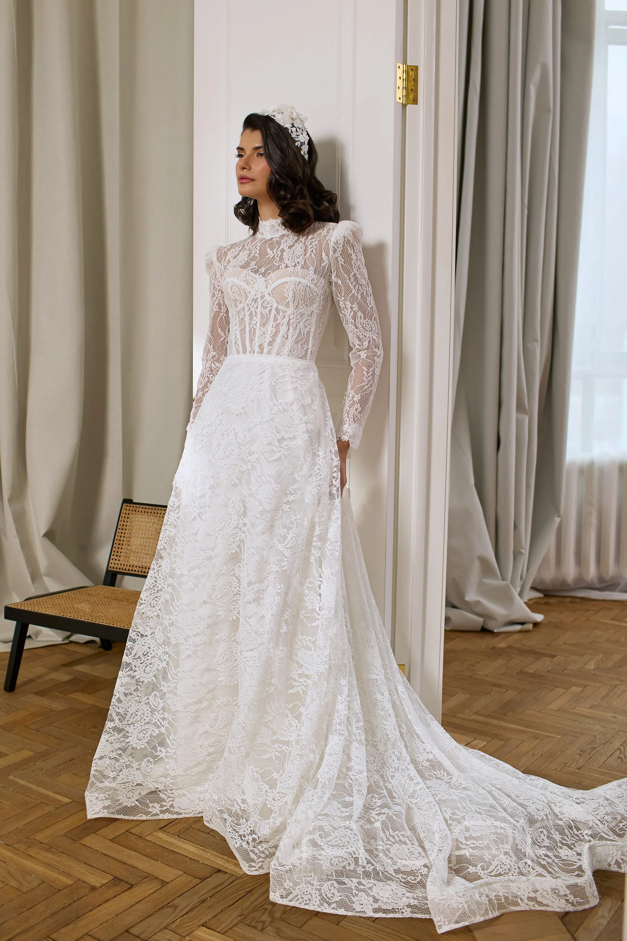 Элегантное платье Maxwell А-силуэта с фактурным кружевом и корсетом.