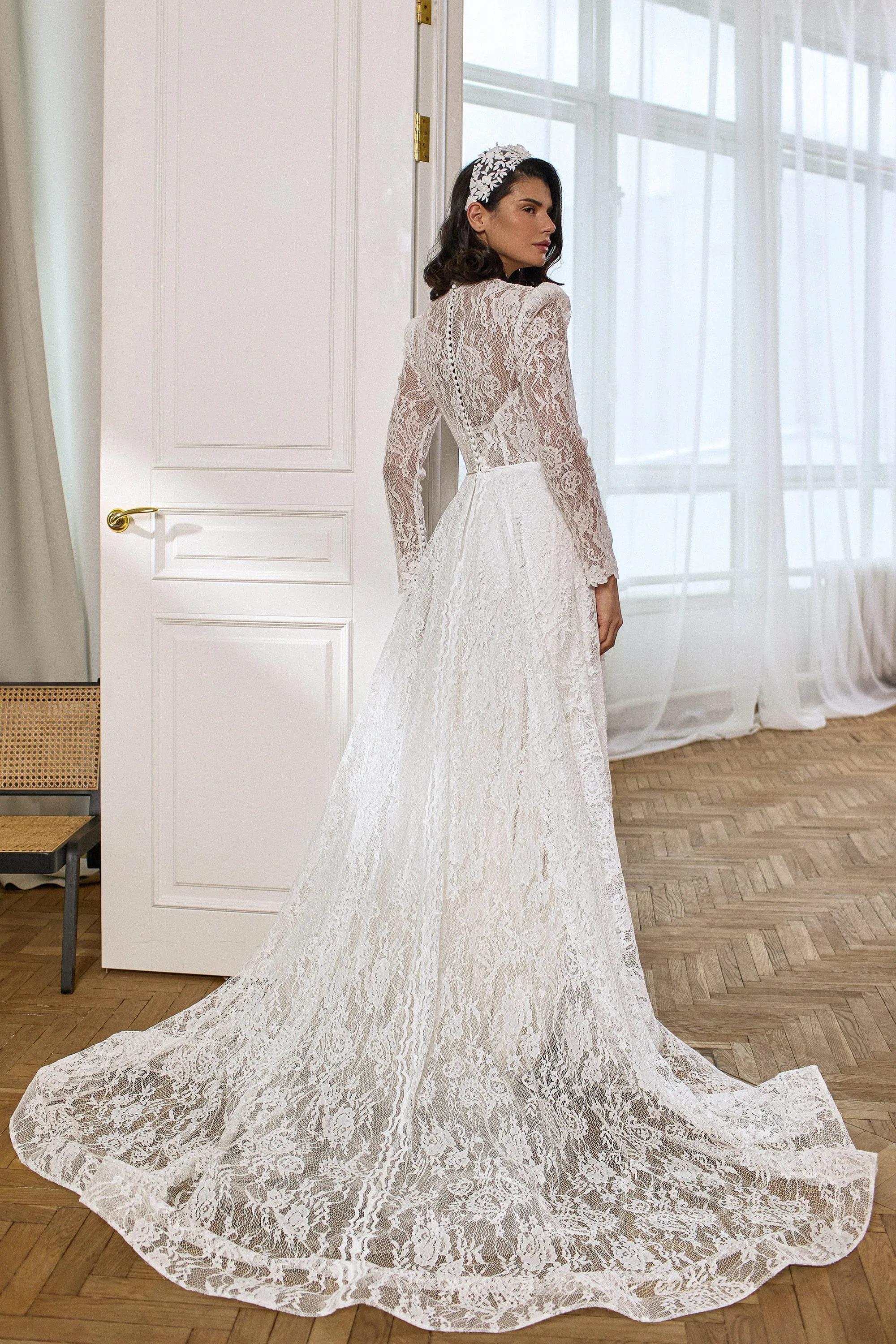 Свадебное платье Maxwell с кружевом и изящным женственным силуэтом.