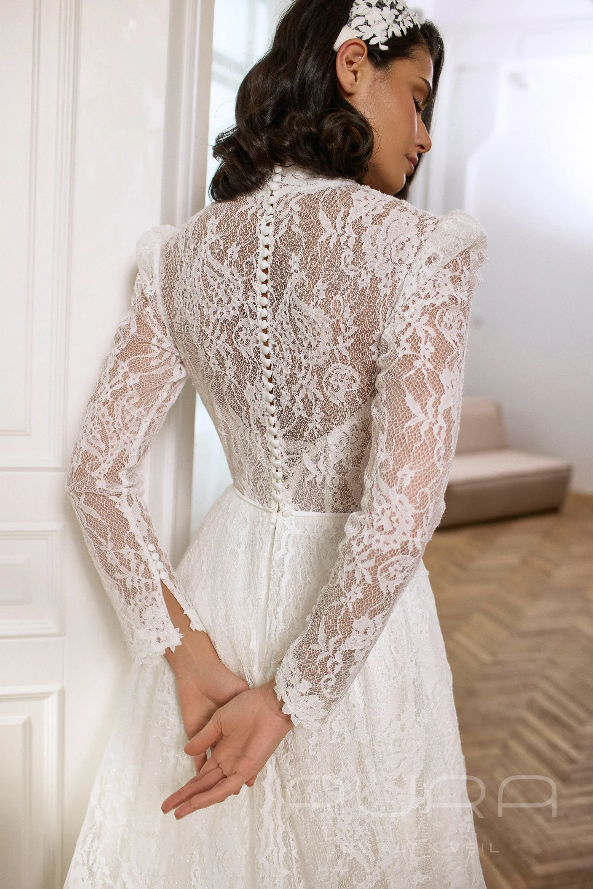 Платье Maxwell А-силуэта с мерцающим кружевом и внутренним корсетом.