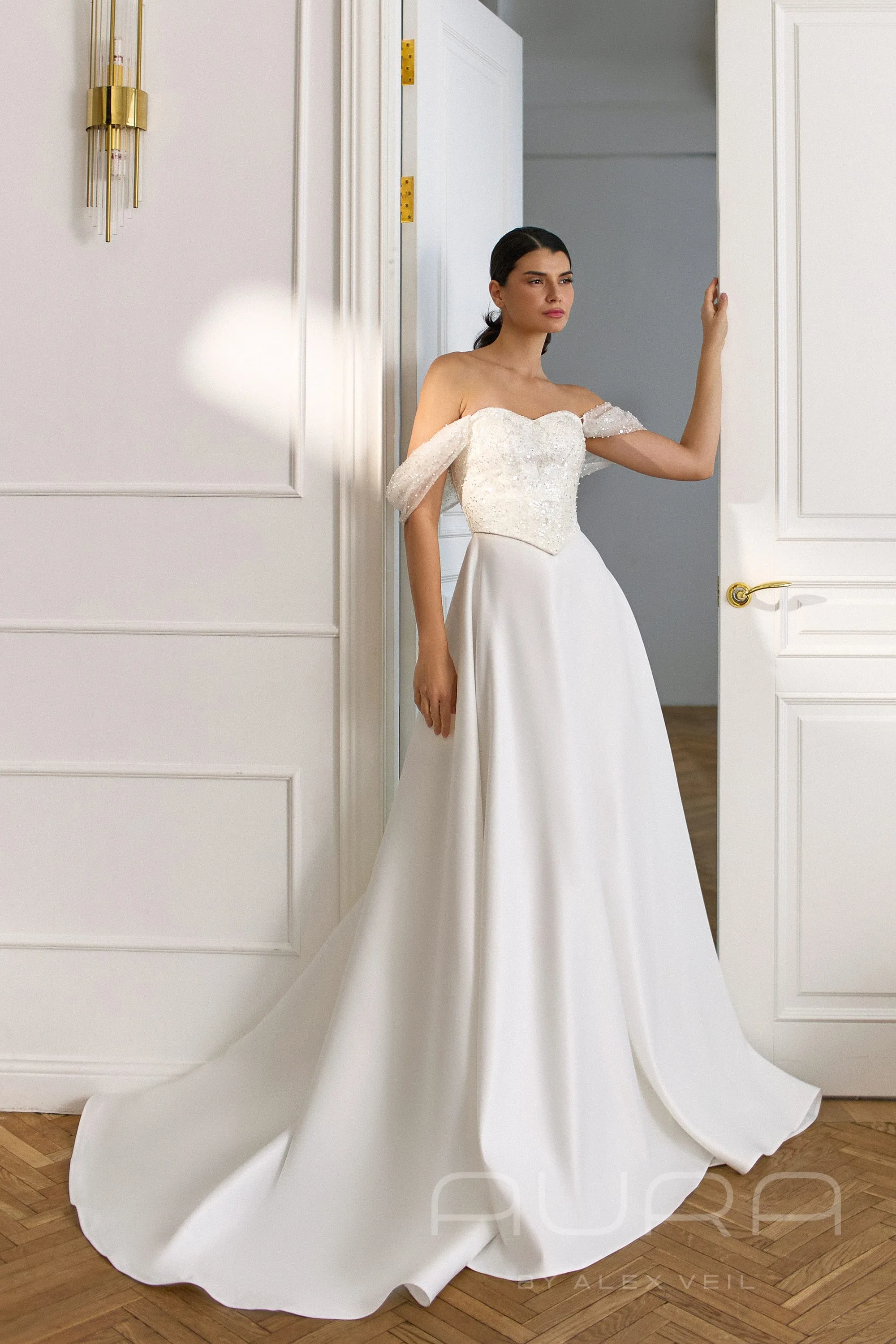 Платье Samantha А-силуэта с атласной юбкой и трансформируемым шлейфом.