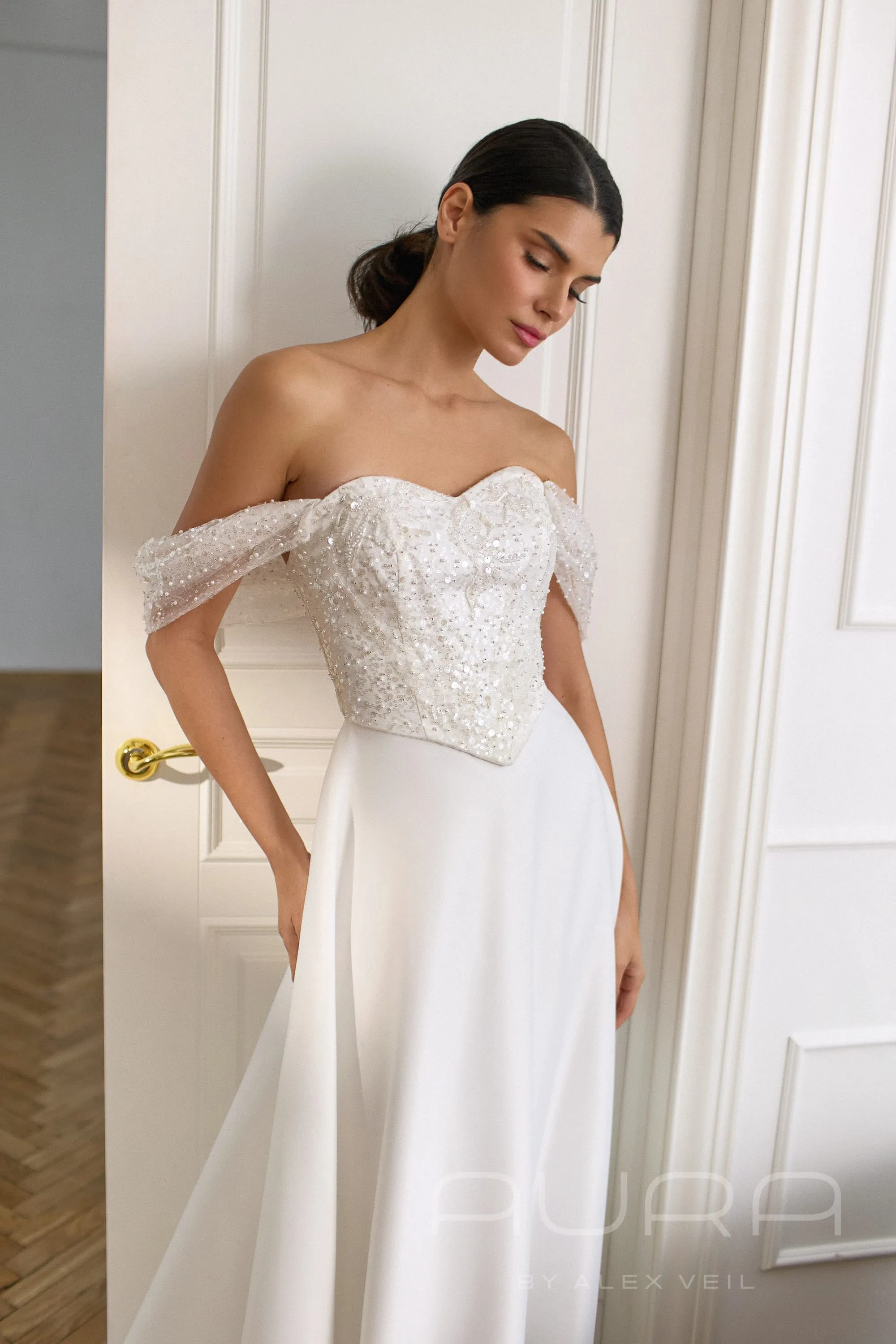 Свадебное платье Samantha с пышным шлейфом и атласной отделкой.