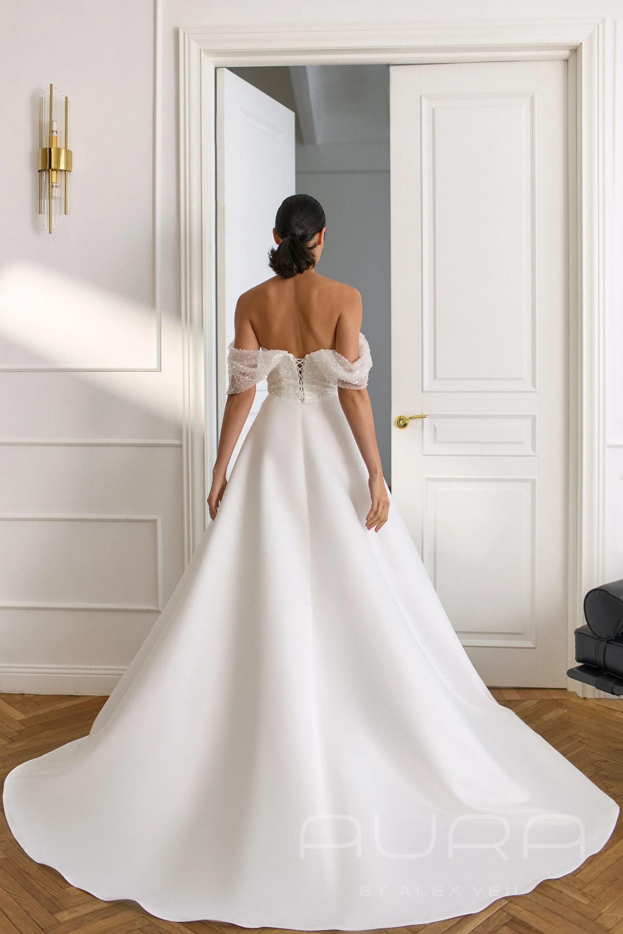 Элегантное платье Samantha А-силуэта с атласом и съемным шлейфом.