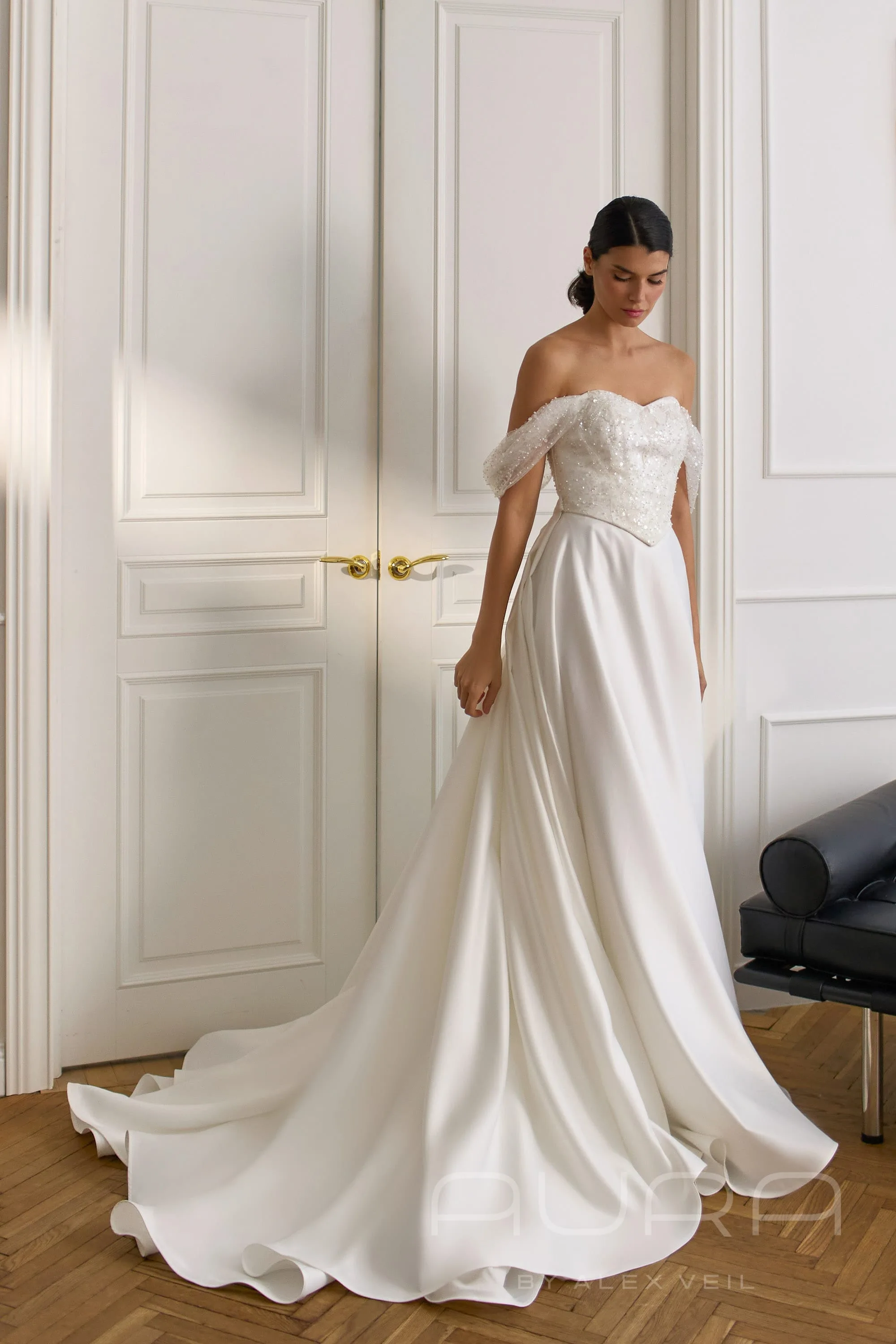 Атласное платье Samantha А-силуэта с пышным съемным шлейфом.