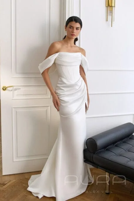 Платье Stacey с атласной юбкой, разрезом и V-образным корсетом.